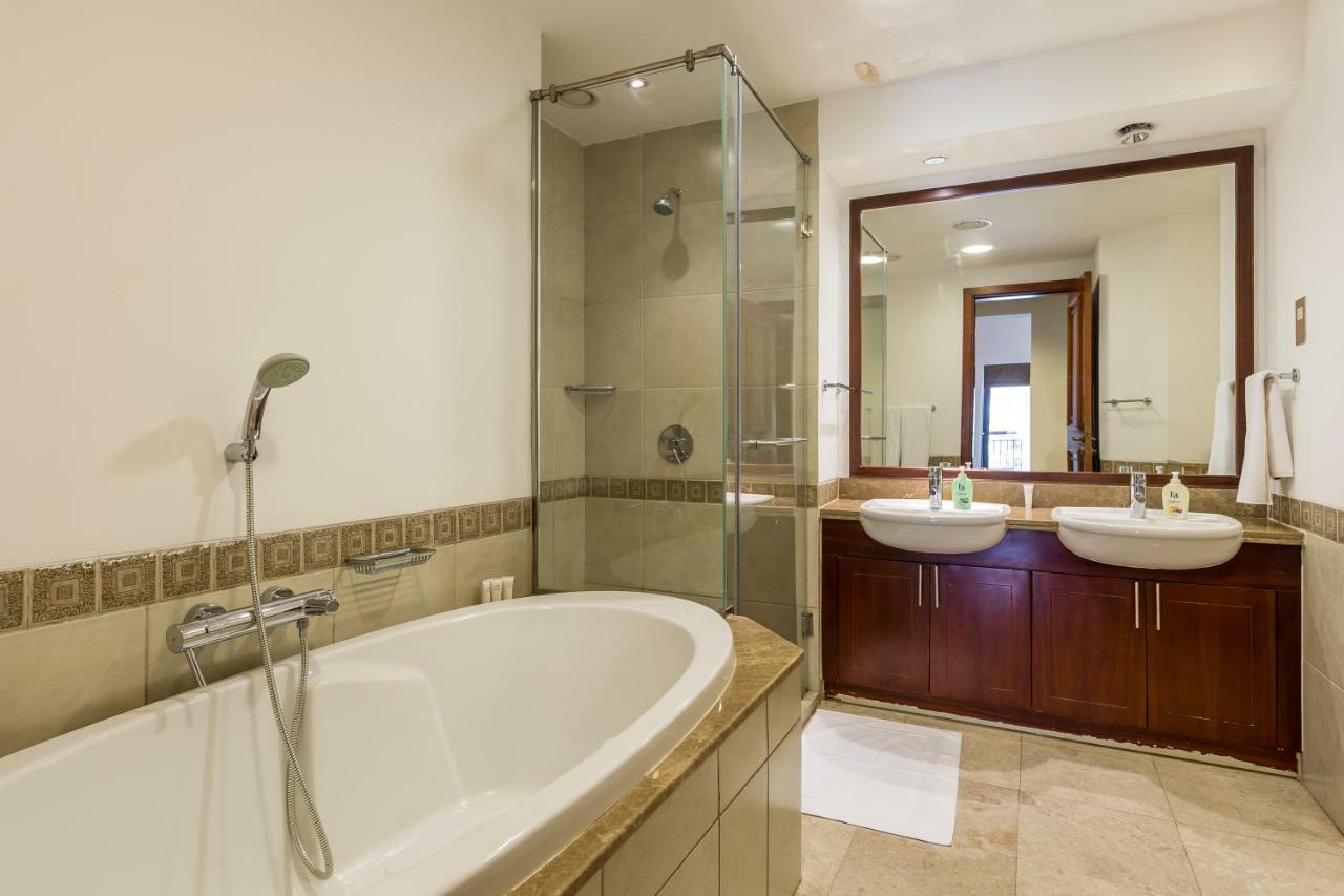 Beachfront Two Bedrooms On Palm Jumeirah By Deluxe Holiday Homes ドバイ エクステリア 写真