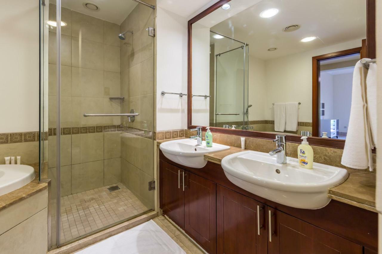 Beachfront Two Bedrooms On Palm Jumeirah By Deluxe Holiday Homes ドバイ エクステリア 写真